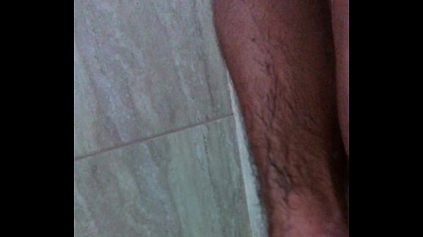 batendo punheta no banho e ro&ccedil;ando no pau