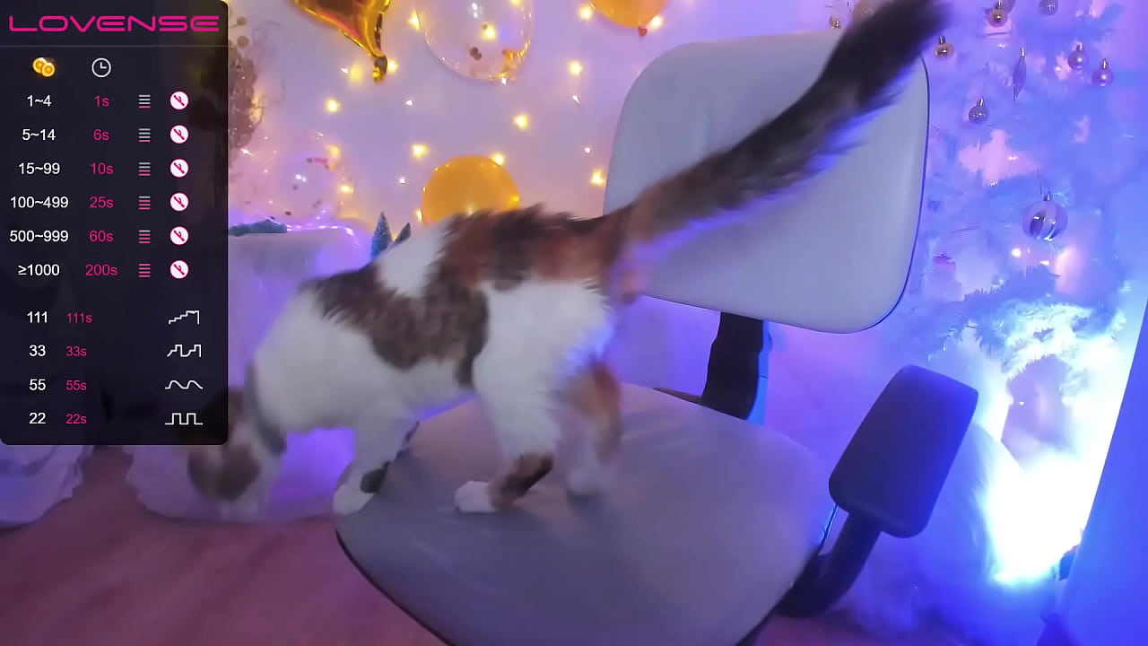 Lustful latina Julieta Venus reaches an intense and creamy orgasm while fucking her wetty cunt