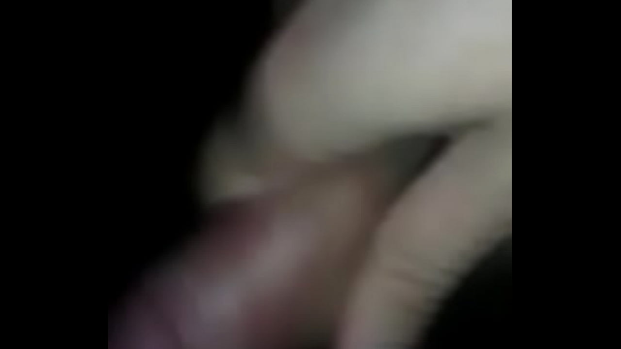 Masturbaci&oacute;n de argentino amateur con acabada