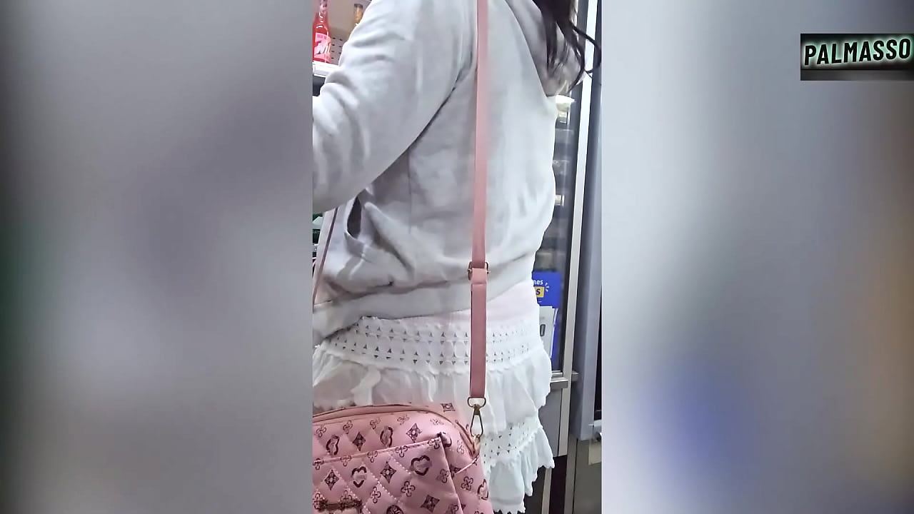 I wanted to have a drink and they stood me up, but a stranger convinces me and offers me to fuck in his room in exchange for buying me a drink.