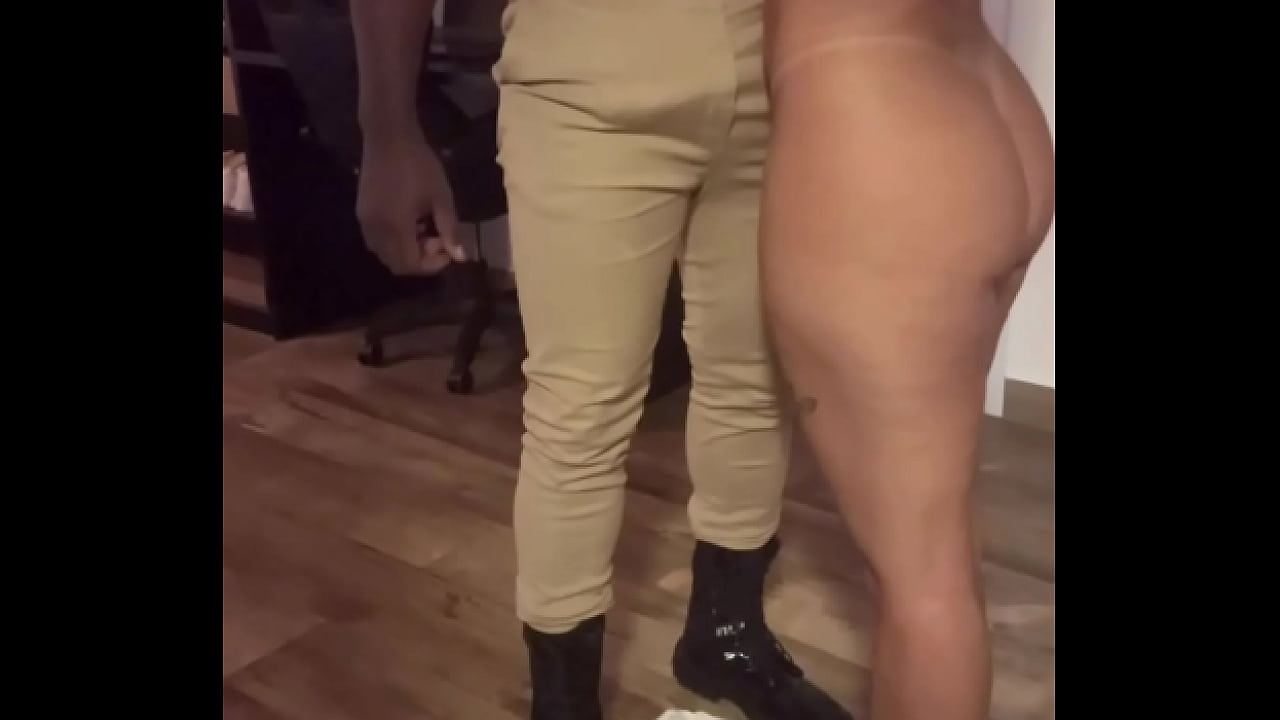 Asi&aacute;tica gostosa fodendo sem camisinha com militar safado