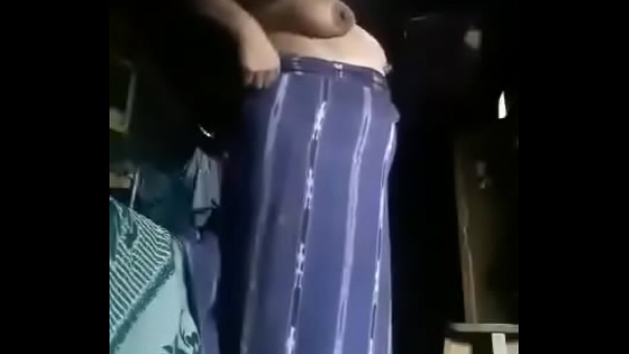 Mujer caliente saliendo del temascal