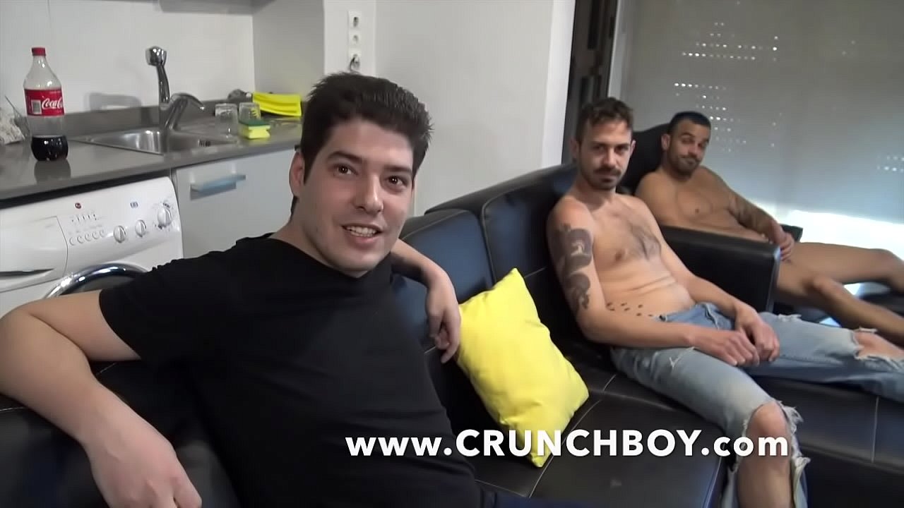 le beau DAMIEN CROSSE se fait remplir par sess potes de CRUNCHBOY
