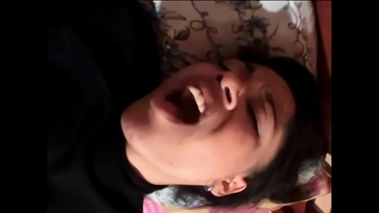 Ted pega Juliana de jeito e os olhos de tr&aacute;s piscam