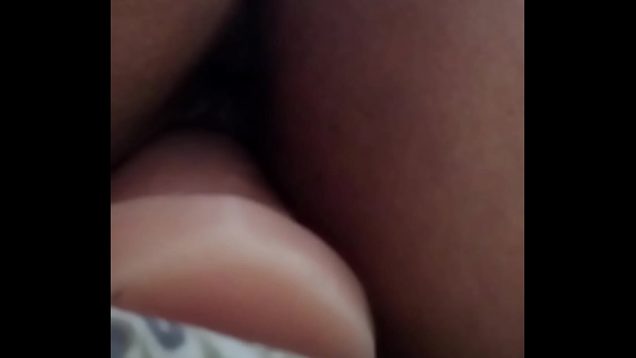 Dupla penetra&ccedil;&atilde;o com rola no c&uacute; e brinquedo na buceta, gemidas e gritaria