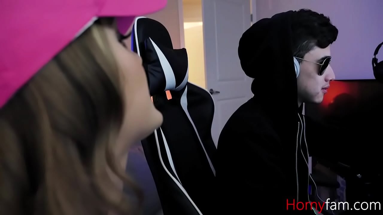 Fucking My Teen Stepsis While Gaming