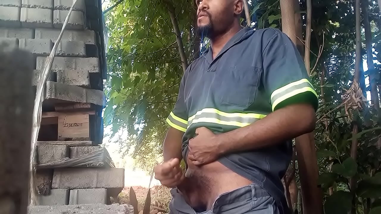 Trabador masturbando atas dos blocos da constru&ccedil;&atilde;o
