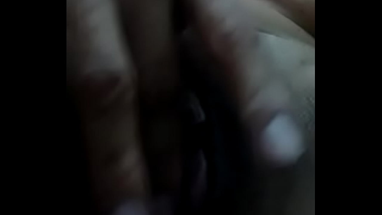 Veneca ardienfe no aguanta y se mete el dedo.