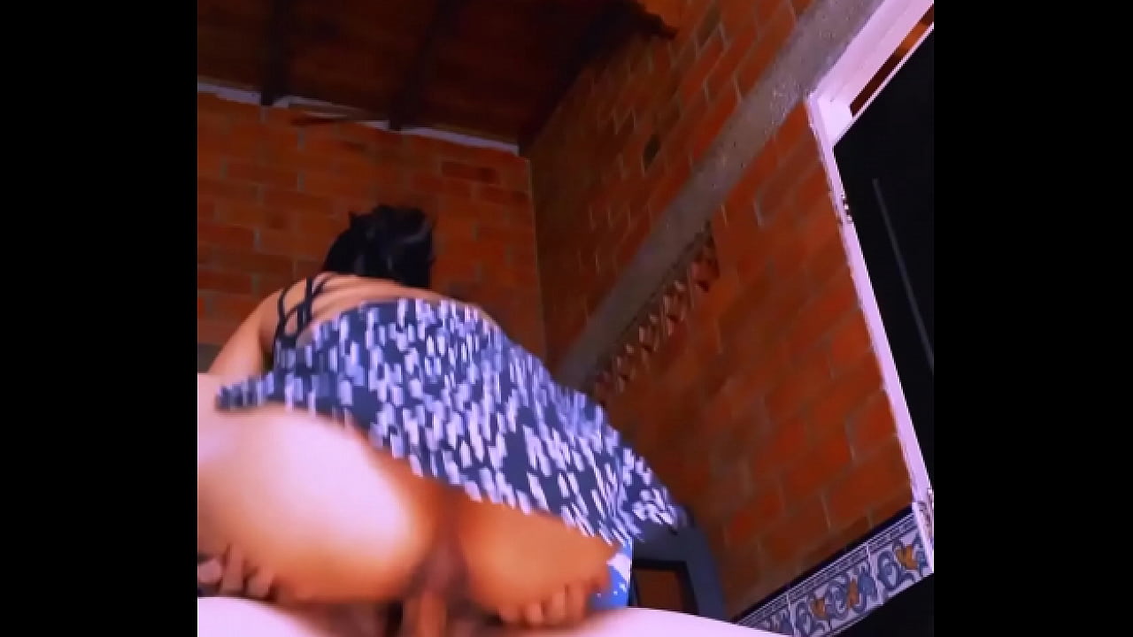 La amiga le susurr&oacute; al o&iacute;do palabras tentadoras que hicieron que su coraz&oacute;n latiera m&aacute;s