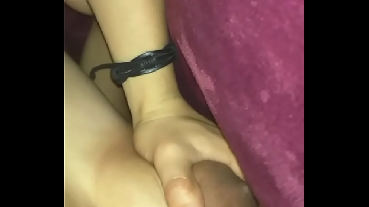 Apretando las ricas tetas de mi esposa