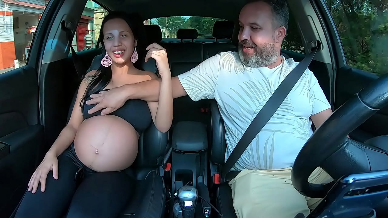 Elisa Santos entra gr&aacute;vida na carona e leva ferro no meio da rua