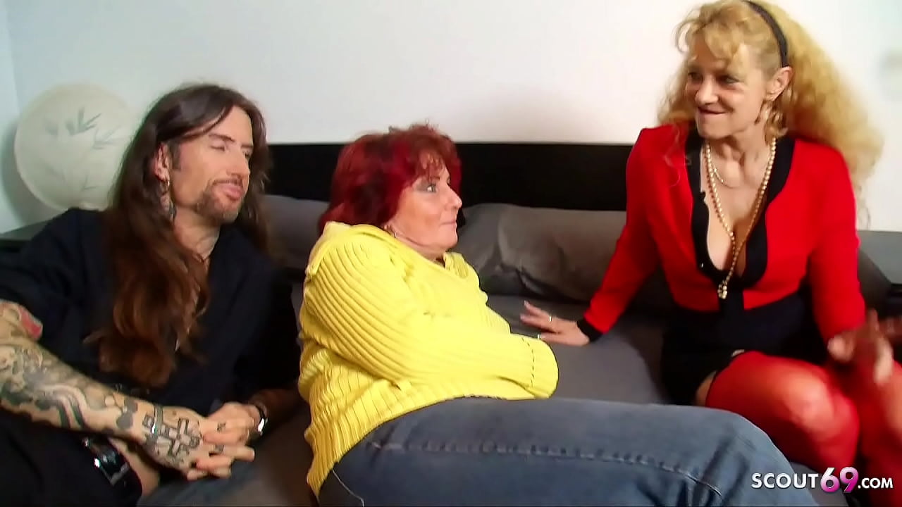 Zwei versaute kurvige Hausfrauen treiben es mit Musiker aus NRW im Dreier