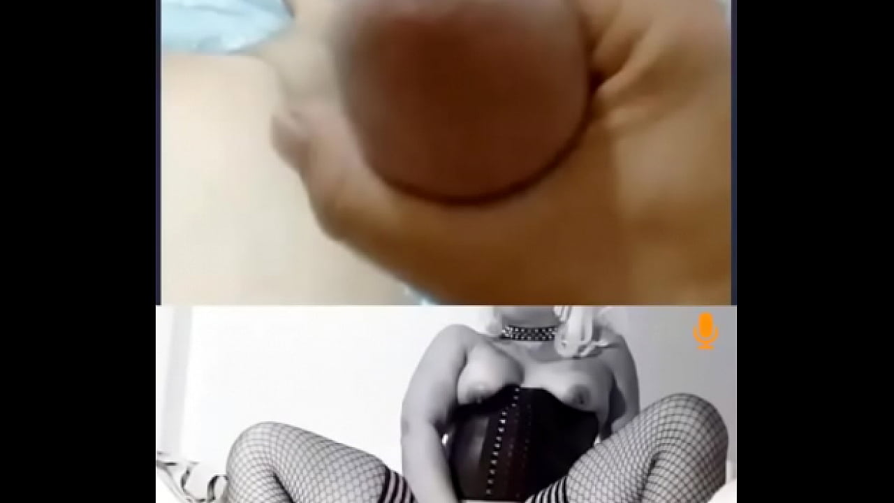 Latina se masturba viendo gozar hombres casados