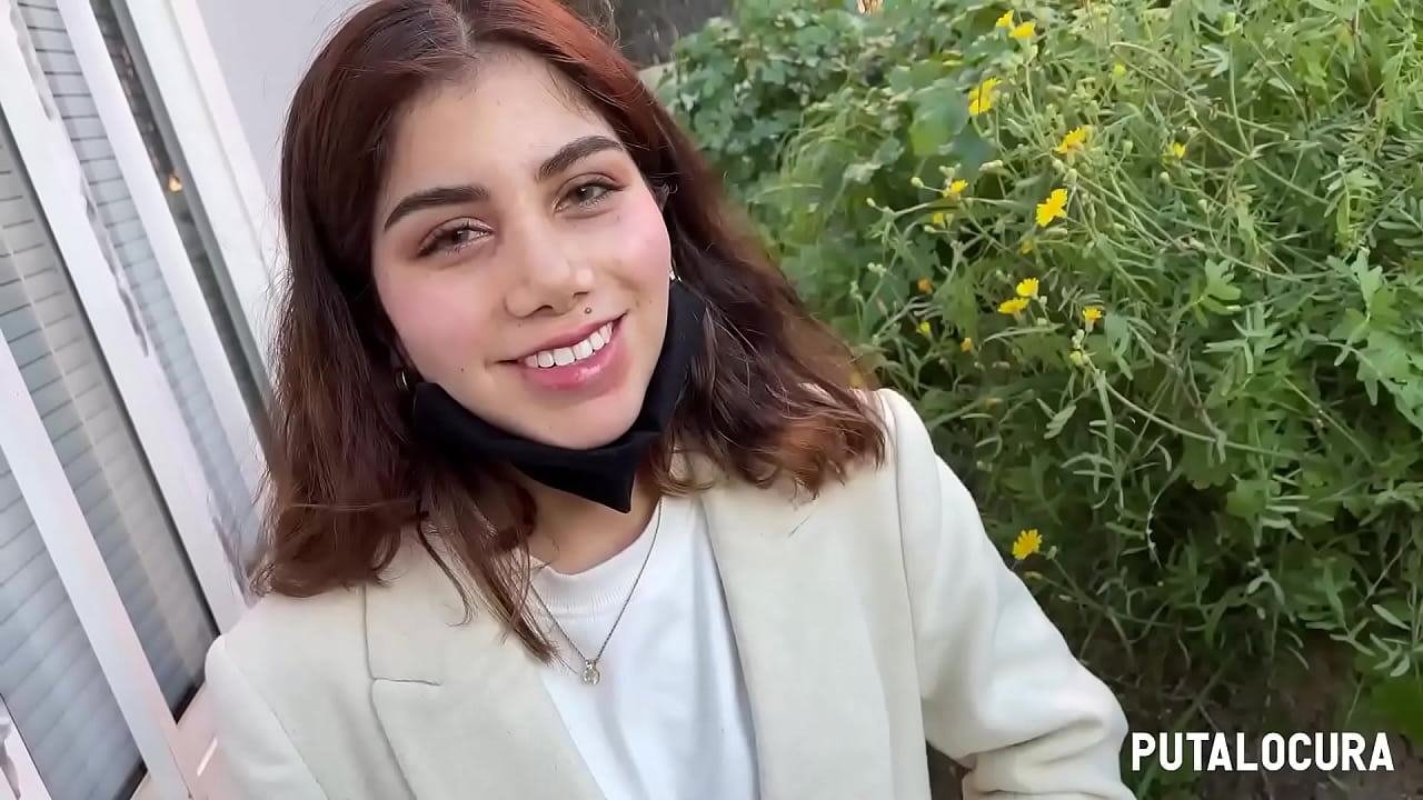 PutaLocura - La caliente latina Marina Gold es pillada y la chupa en la calle