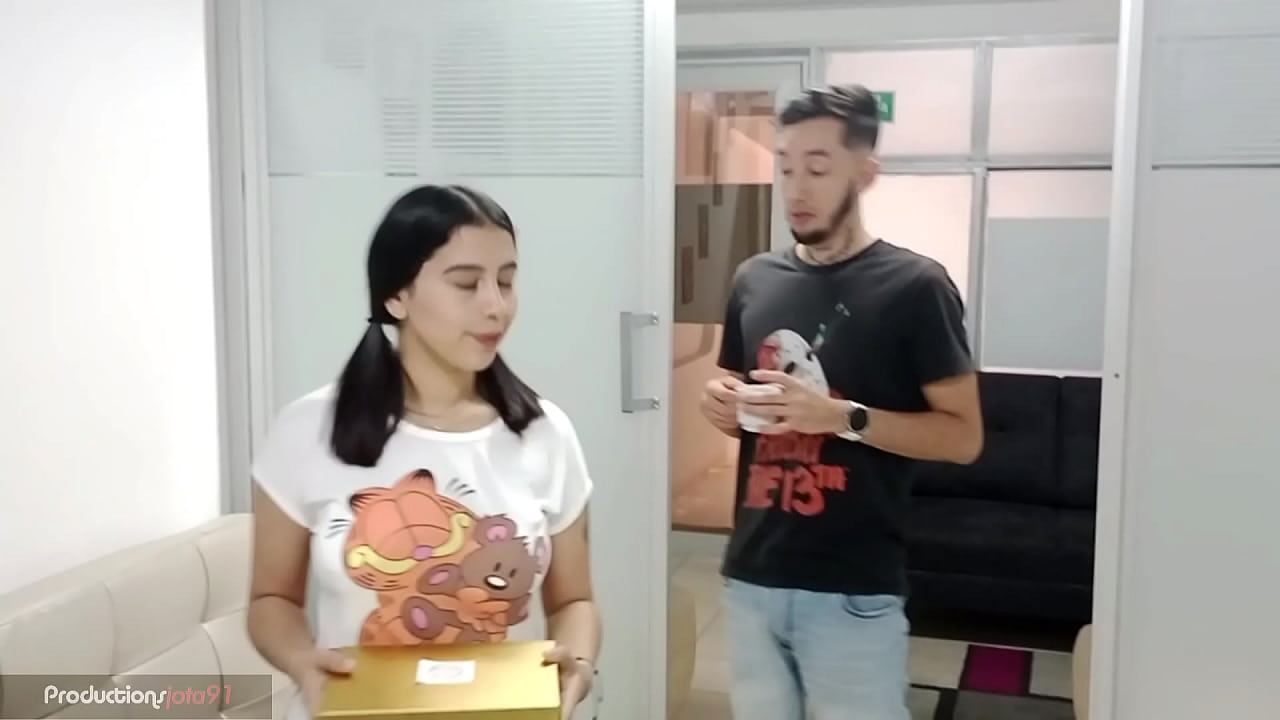 el d&iacute;a de la mujer le llevo detalle a mi madrastra, y ella en agradecimiento se desnuda,  se mete mi verga en su boca y lo empieza a mamar, no aguante y me la folle bien rico