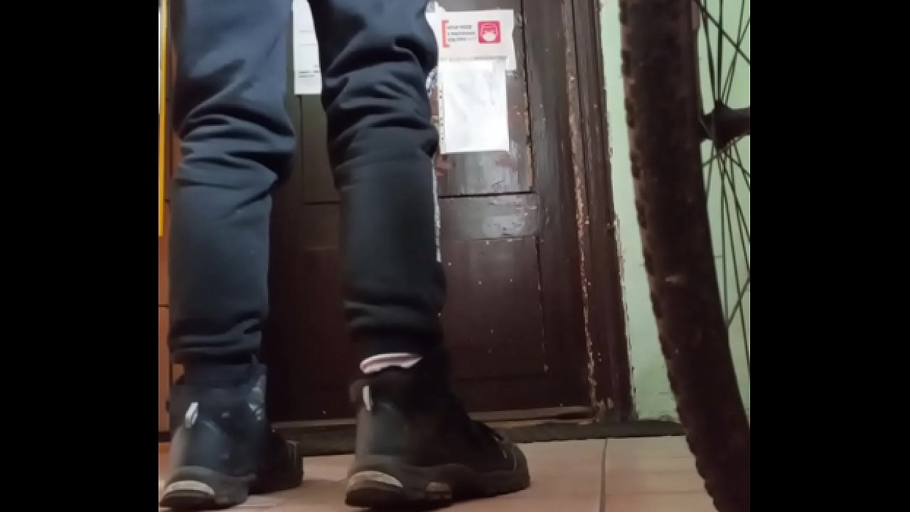 dost riskuji když si ho s&aacute;m hon&iacute;m př&iacute;mo tam kde proch&aacute;zej&iacute; lid&eacute; do obchodu