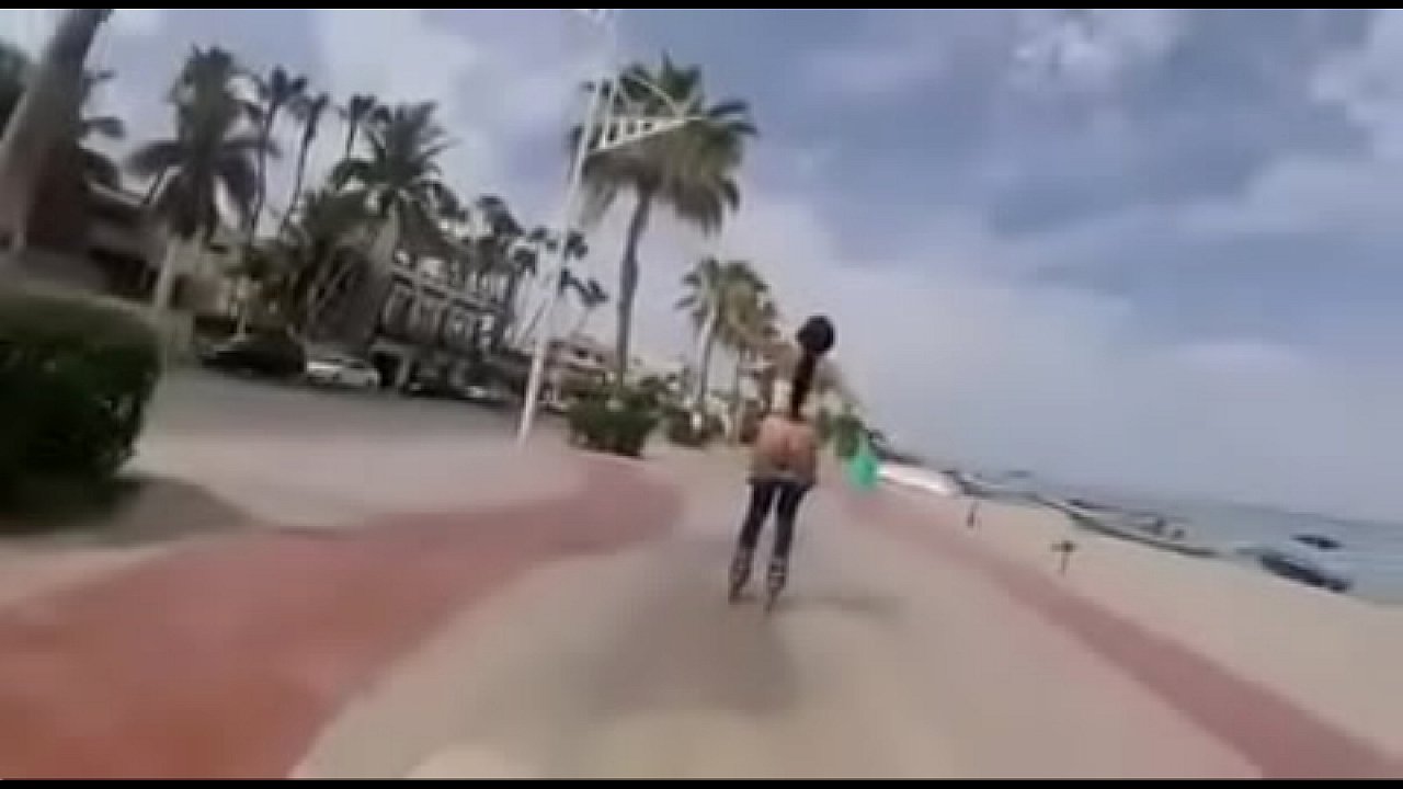 Joven mujer ense&ntilde;a muestra su sexo trasero en patines