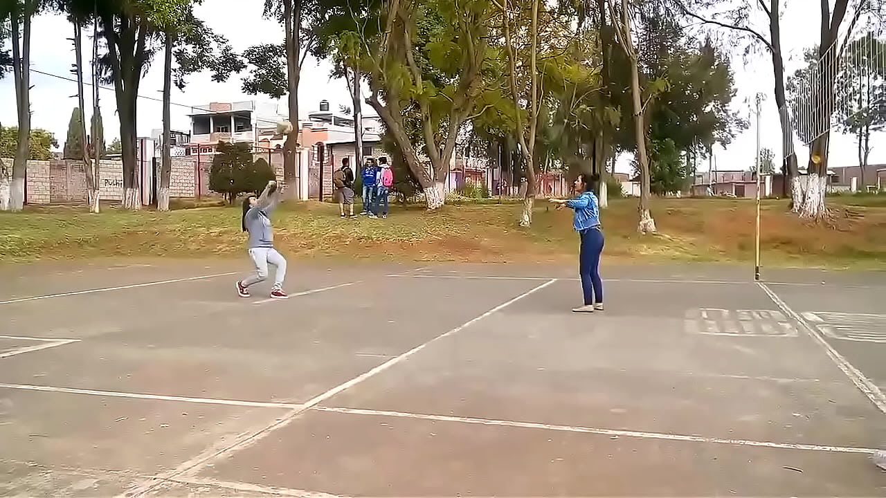 Nena jugando en el colegio
