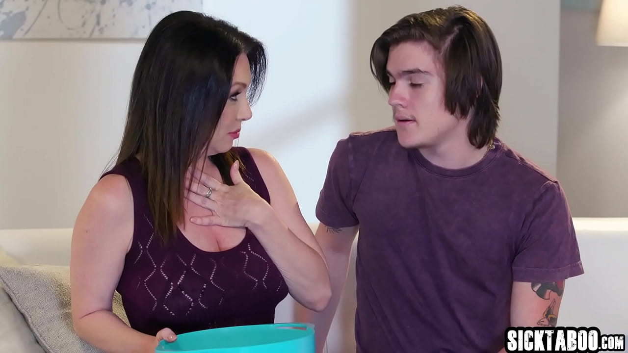 Amazing big ass stepmom RayVeness swallowed big cock during the movie time and enjoyed hardcore pussy fucking