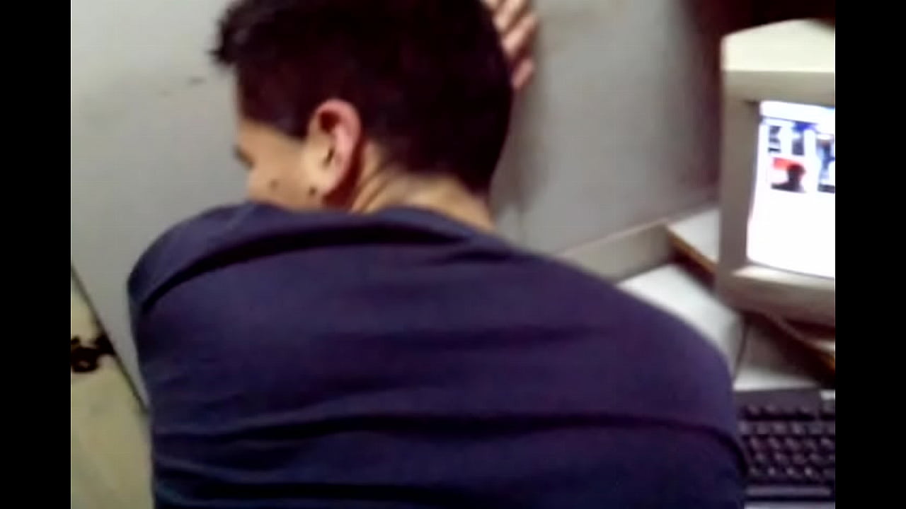 follando rico en cabina de internet