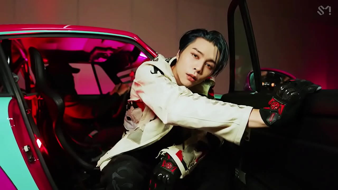 Coreanos, Estadounidenses, Japoneses, Canadienses bailando en un porshe