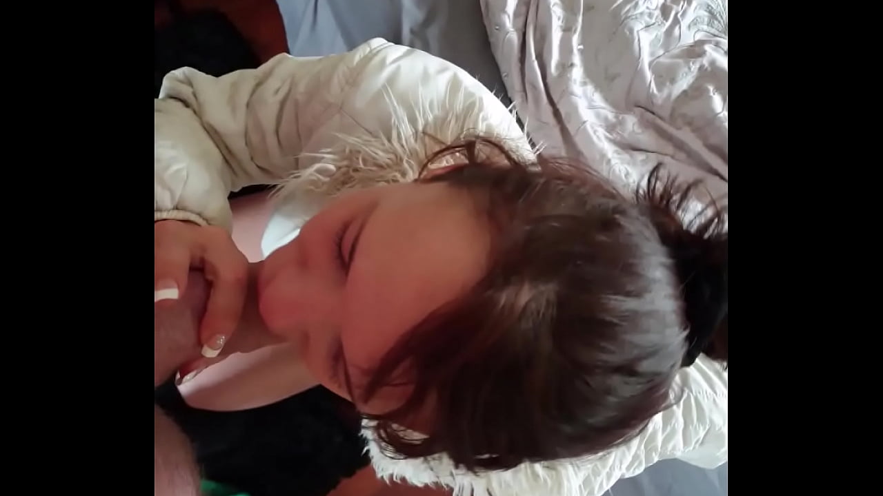 petite slut sulking cock and gets a facial