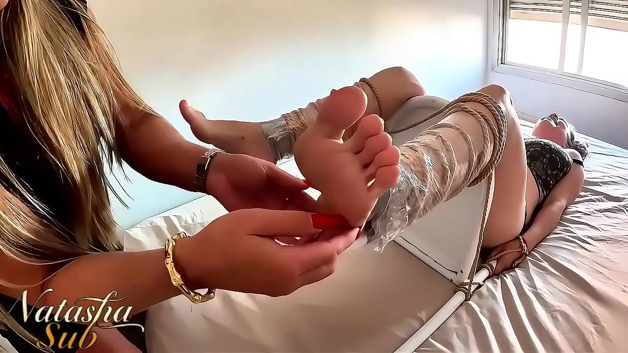 S&aacute;dica me torturou com suas c&oacute;cegas - Sadistic me with her tickles