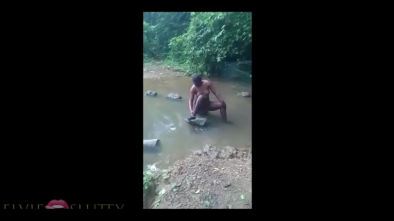 Une houe africaine se baignant dans la rivi&egrave;re et se faisant baiser par des inconnus - Partie