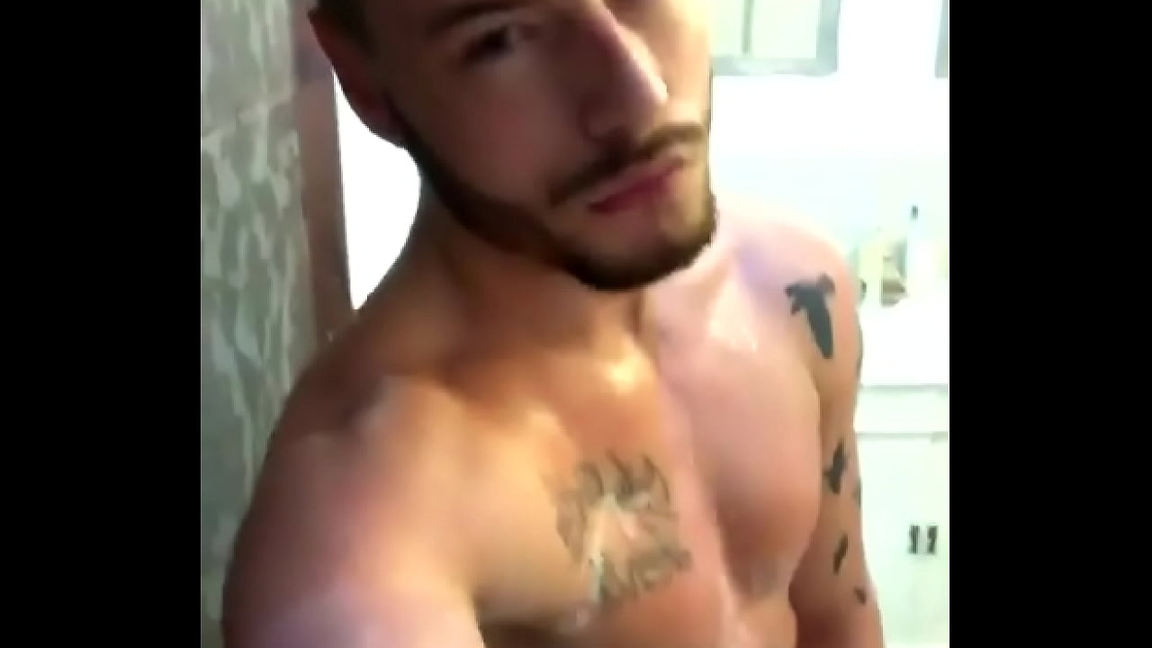 Guri sarado e roludo no banheir&atilde;o