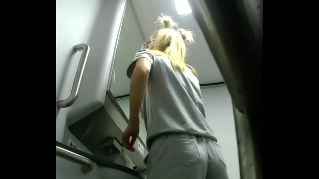 Skinny in short shorts pees in the train toilet