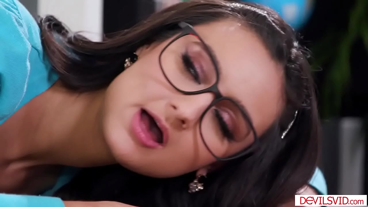 A guy pussy licks then fucks brunette latina secretary