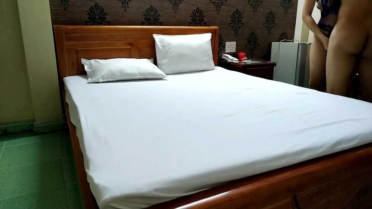 Rủ em đi nh&agrave; nghĩ sau khi karaoke xong