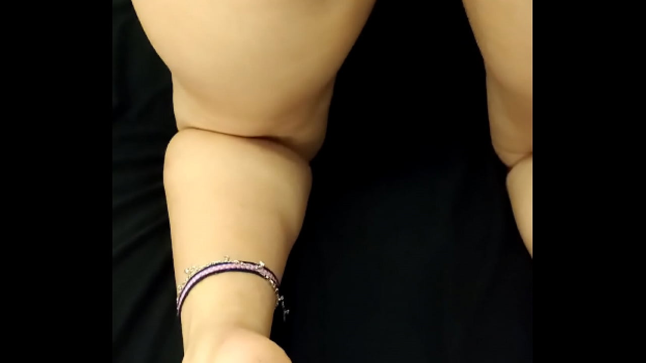 Eu de 4 mostrando os p&eacute;s com calcinha.