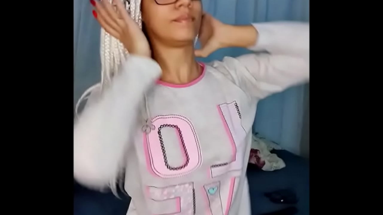 Novinha do Rio de Janeiro liga a camera e s&oacute; para de gravar depois de gozar