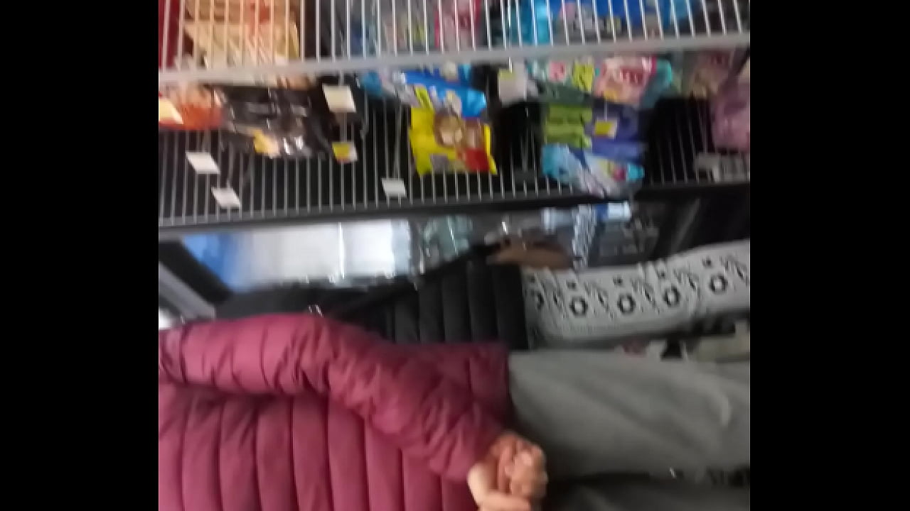 Me mi mi verga, se la saborea y se toca en frente de su mam&aacute;