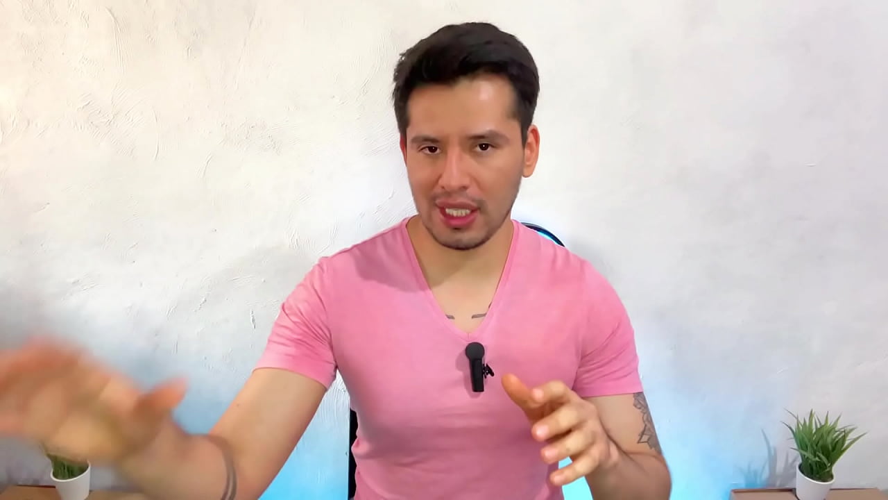 Hombre maduro de traje folla con un joven que encontro en el banco