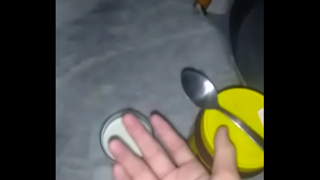 stoso esfregando a colher dentro do buraco do copo ap&oacute;s a bela siririca nervosa em hd e gostoso