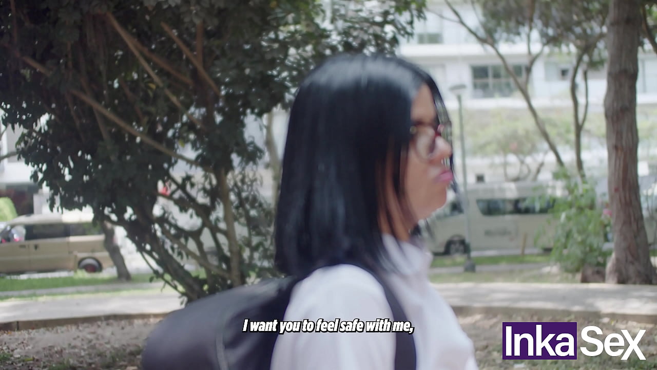 T&iacute;mida colegiala de 18 a&ntilde;os culona no va a clases y es pillada por desconocido de verga enorme.