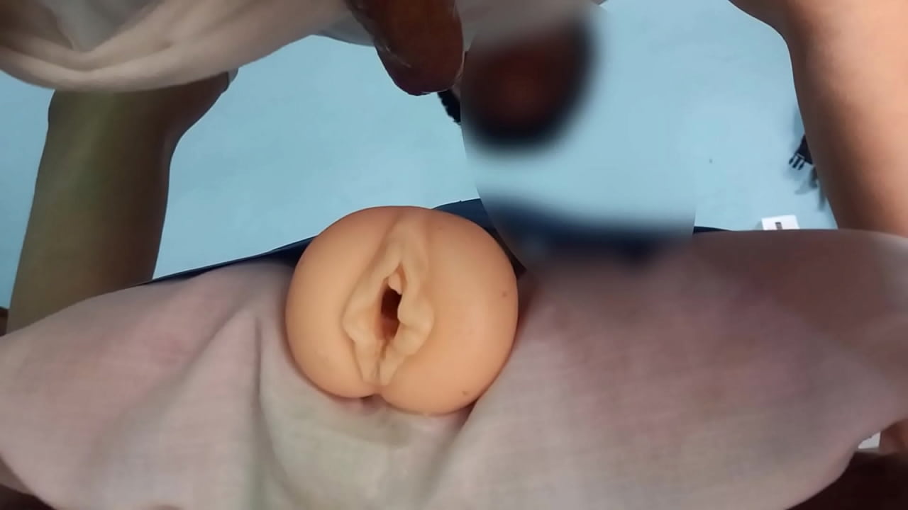 Follando vagina de goma hasta acabar adentro temblando