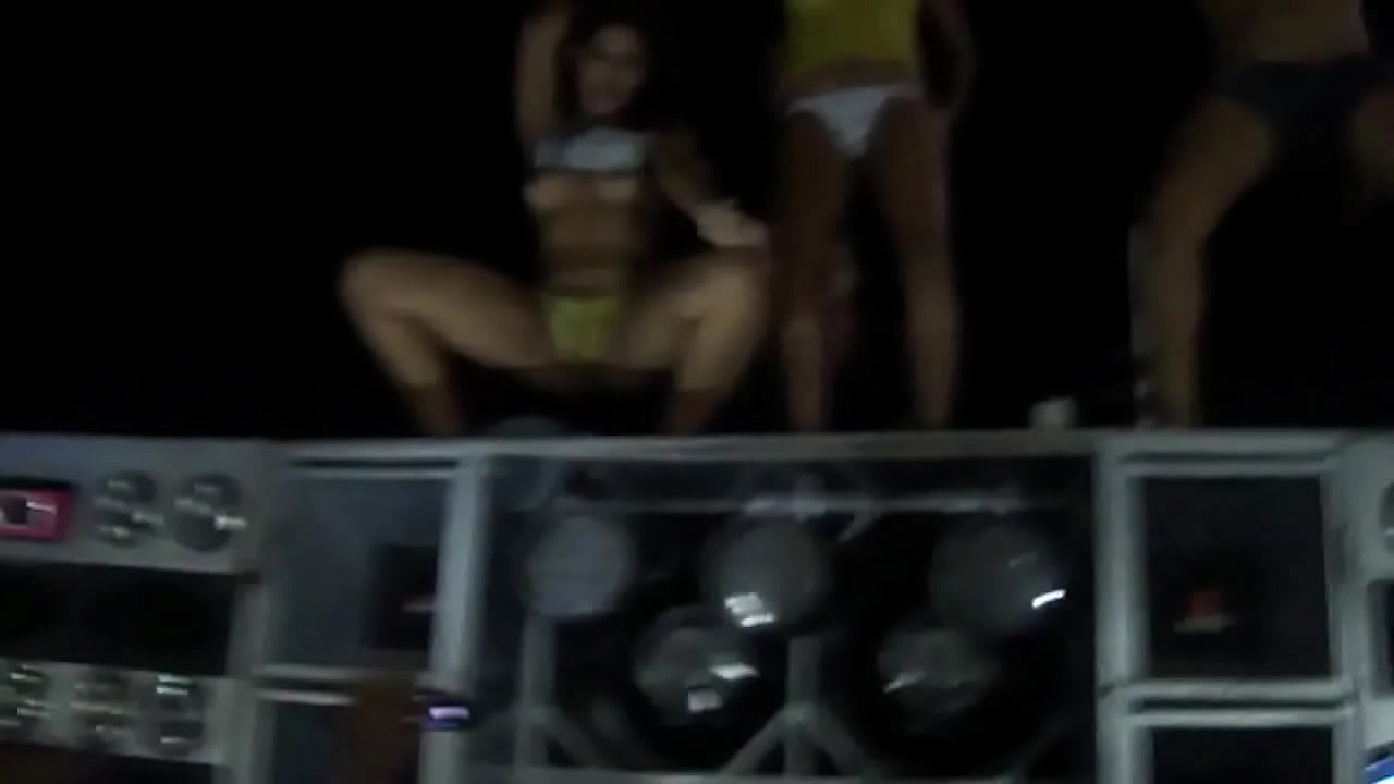 strip no Pared&atilde;o da Ismael som Fest car m.