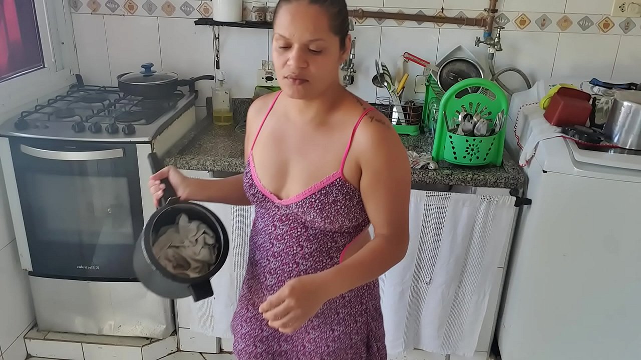 Safada paty bumbum na cozinha