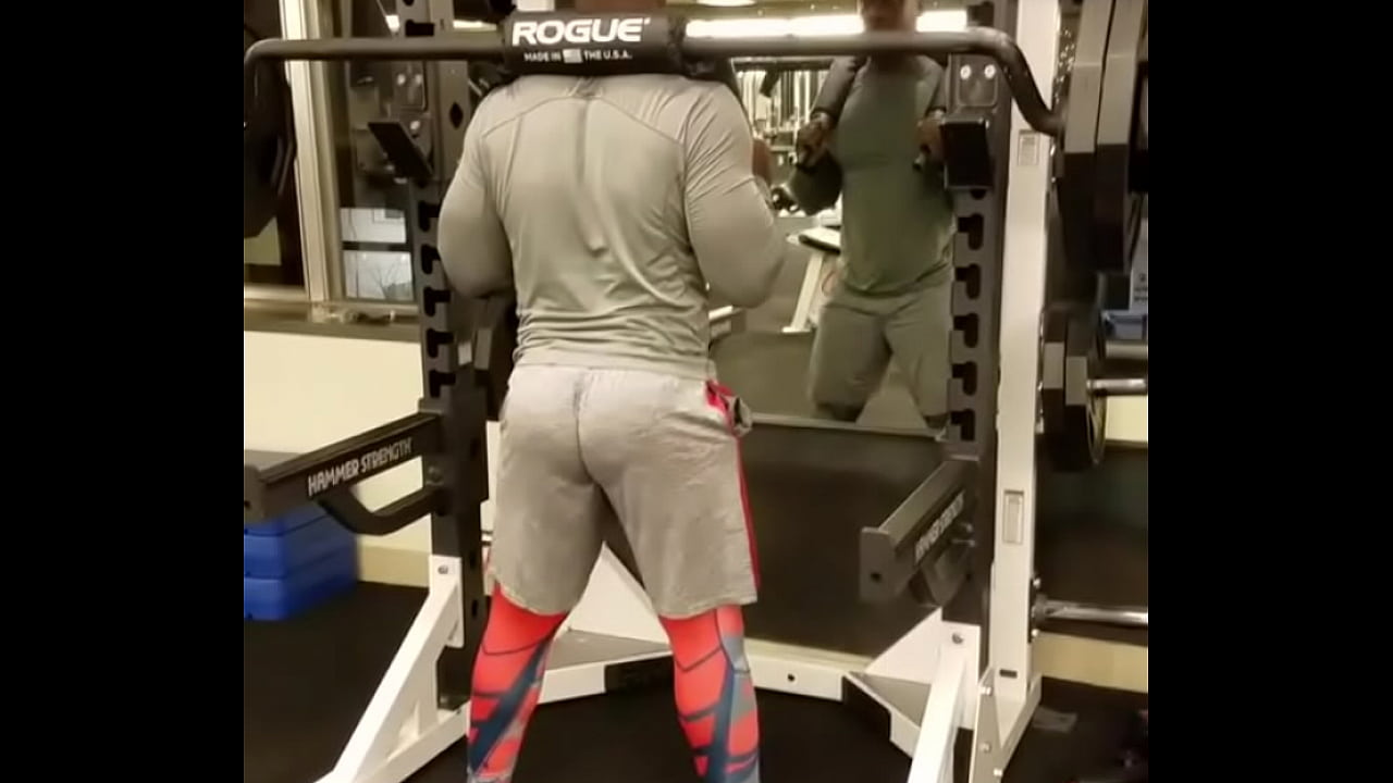 olha o rabo desse cara da academia 2
