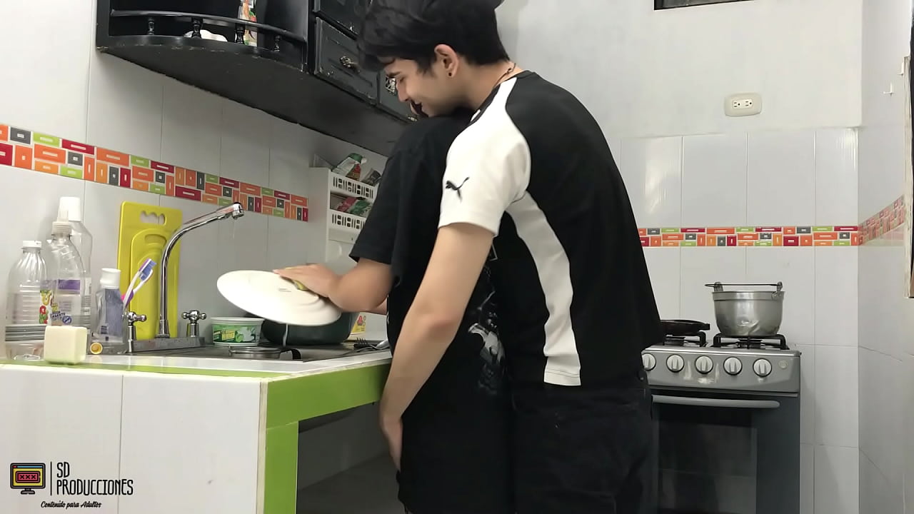 Encuentro a la cachonda de mi hermanastra en la cocina y termino follandole el co&ntilde;o HL