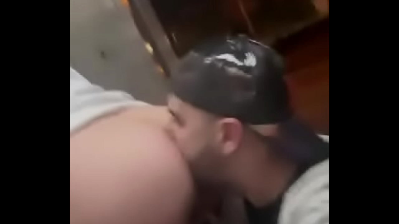 Comida de culo en el wc p&uacute;blico en plena calle y la puerta se abre para los curiosos Charlyfilmxxx XiscoFre ...