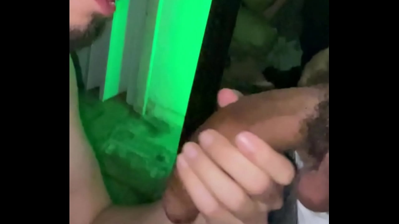 MAMANDO O PAUZUDO NO CRUISING BAR.