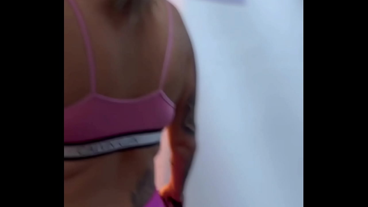 fui treinar na academia com um plug anal no cu fiquei com muito tes&atilde;o. Chegar em casa meu cu vai t&aacute; lubrificado e largo pra mete rola dentro