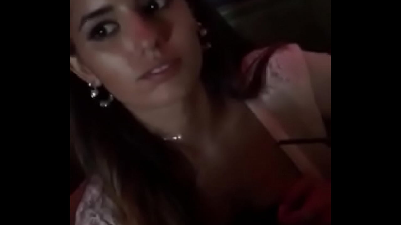 Ela pega no pau em publico