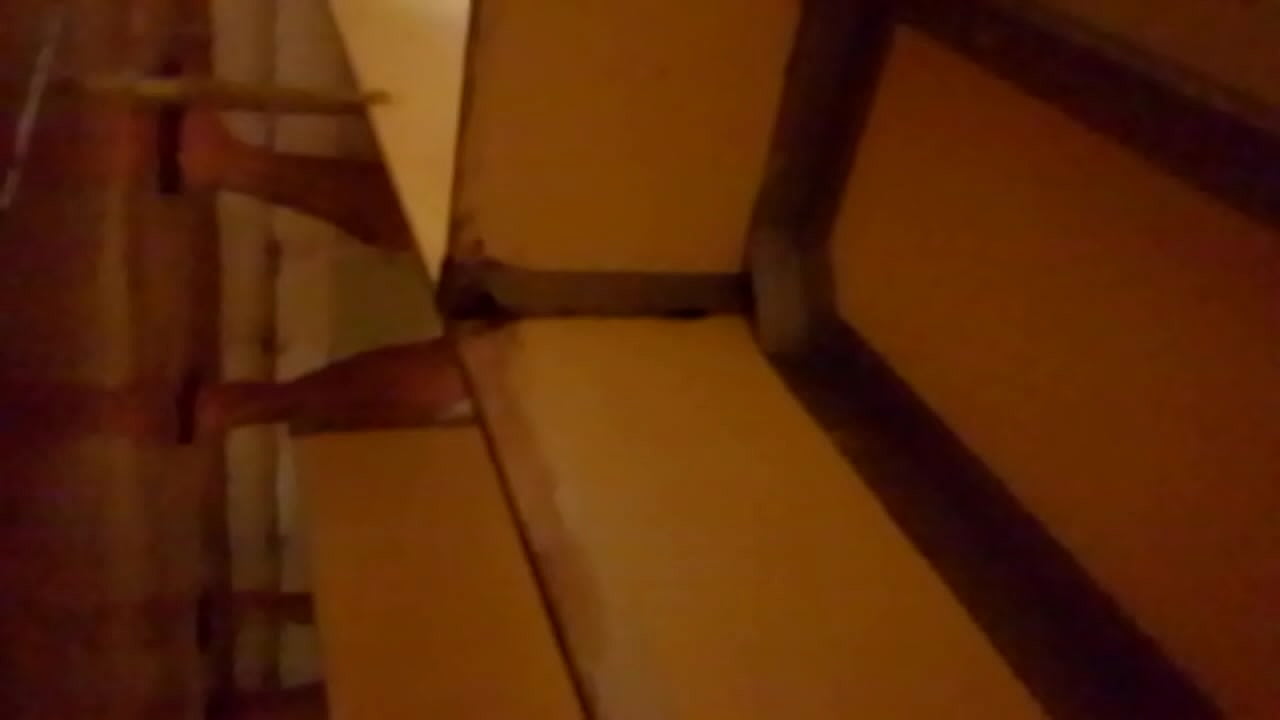 ESPIANDO A TIO TOMANDO UNA DUCHA EN LOS BA&Ntilde;OS DE LA UNIVERSIDAD DE JAEN