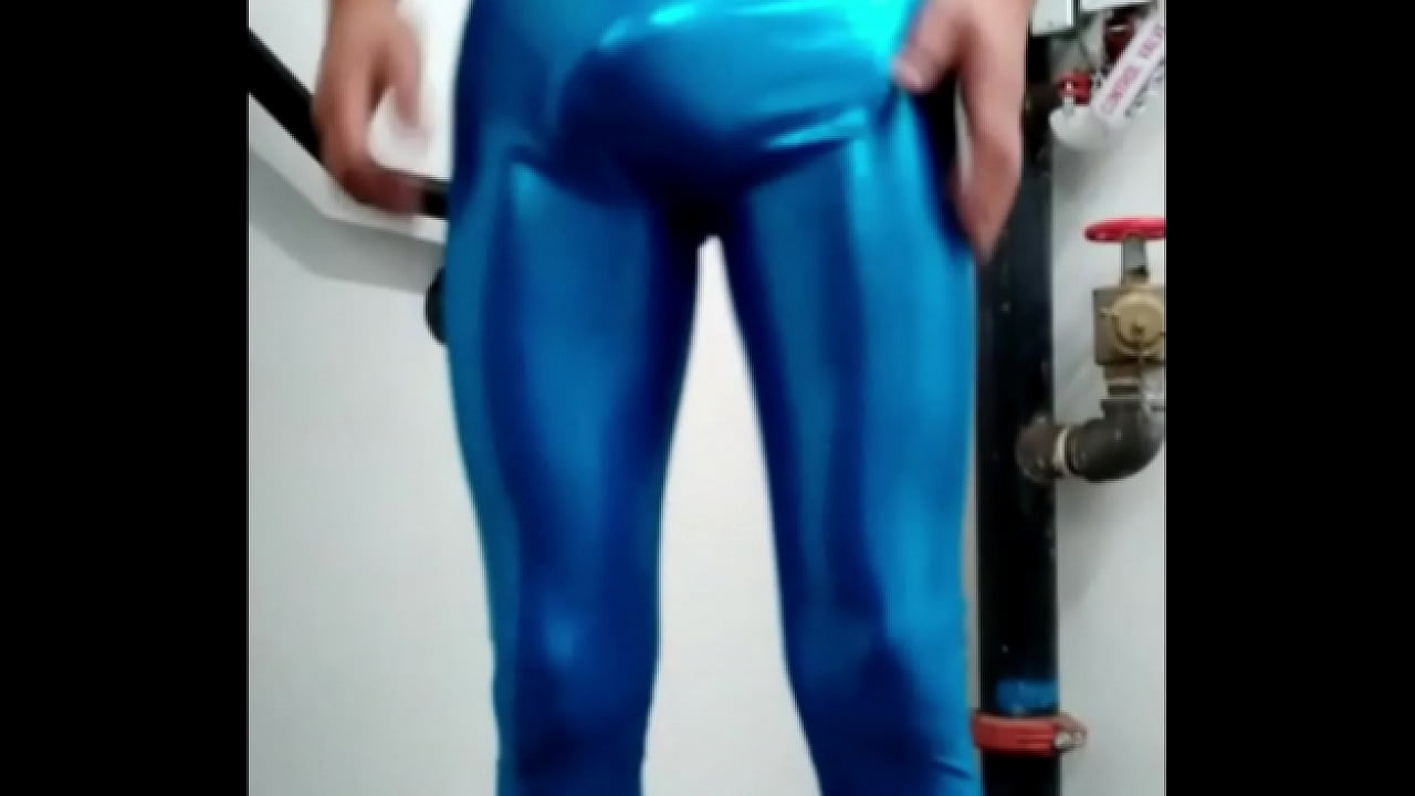 Incre&iacute;ble hombre masturb&aacute;ndose en traje de spandex azul con un gran erotismo todo un fetiche del zentai (contenido gay)