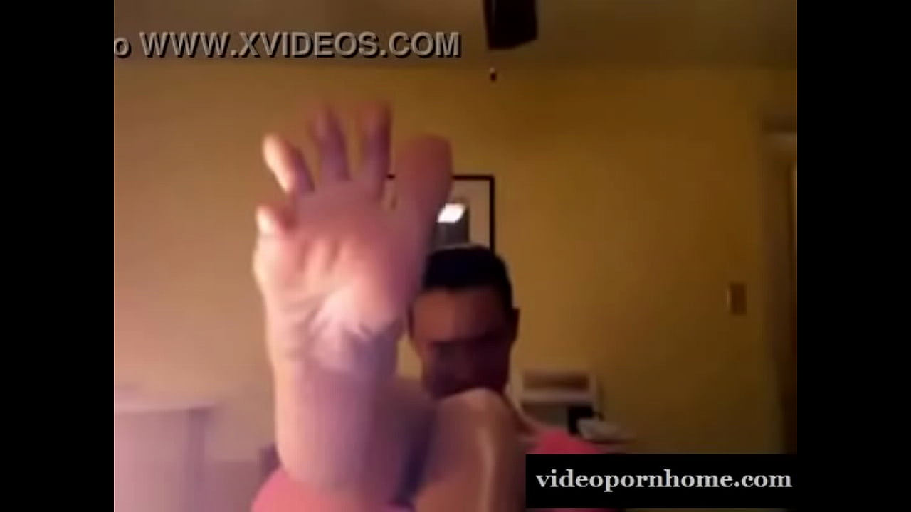 gorgeous blonde cam babe feet show